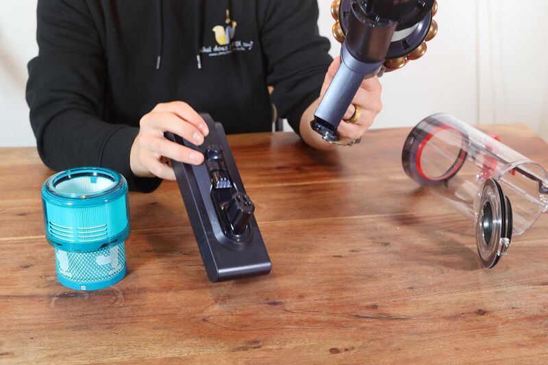 Click-in battery of the Dyson Gen5detect.